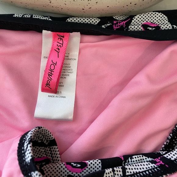 πHpπ Eye catching hot pink bandeau top and Marilyn Monroe images on bottom - Picture 2 of 3